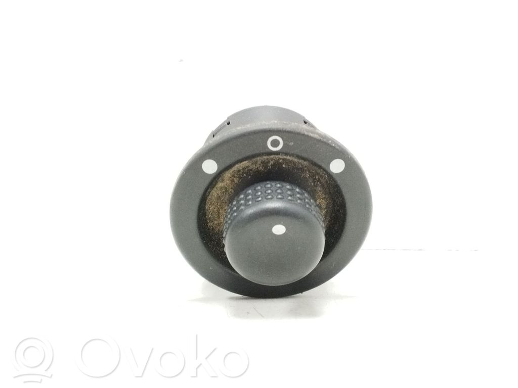 Renault Clio IV Wing mirror switch 
