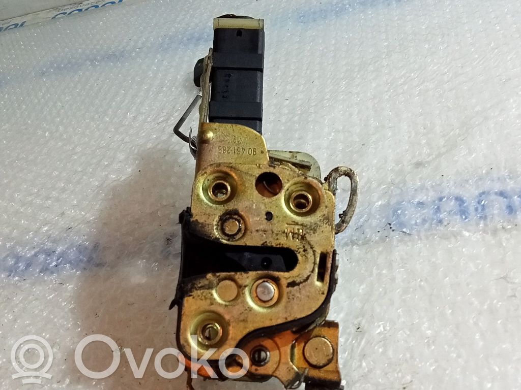 Opel Corsa B Priekšpusē slēdzene 