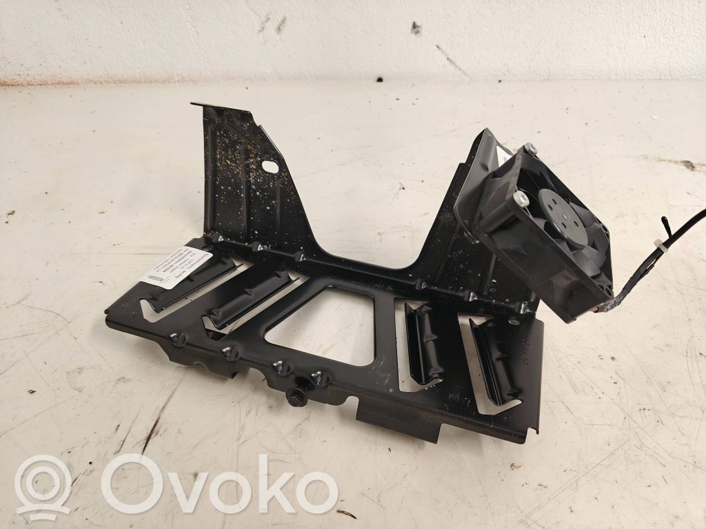 BMW 5 F10 F11 Uchwyt / Mocowanie wzmacniacza dźwięku 
