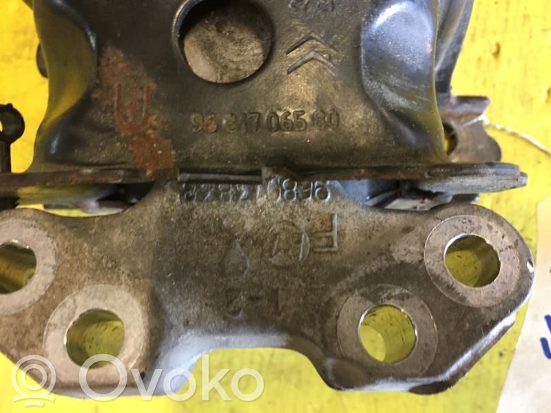 Engine mount bracket