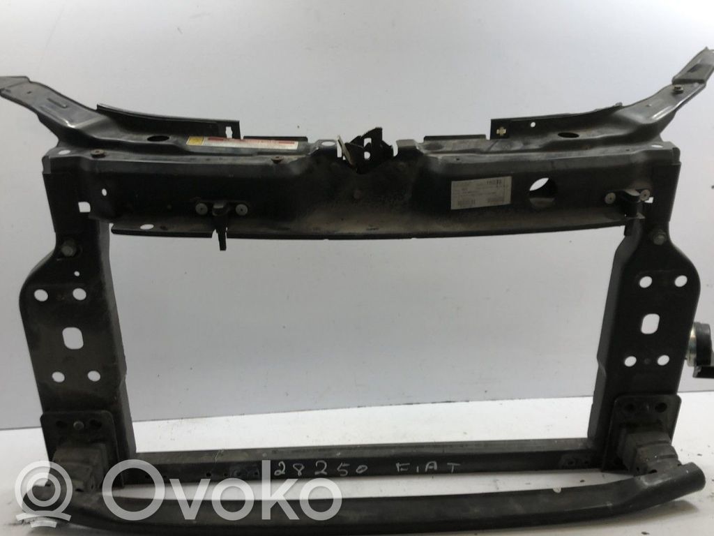 Fiat 500 Radiatoru paneļa augšējā daļa (televizors) 
