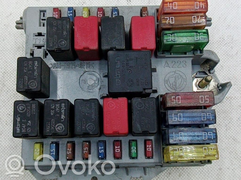 Fiat Punto (188) Ramka / Moduł bezpieczników 