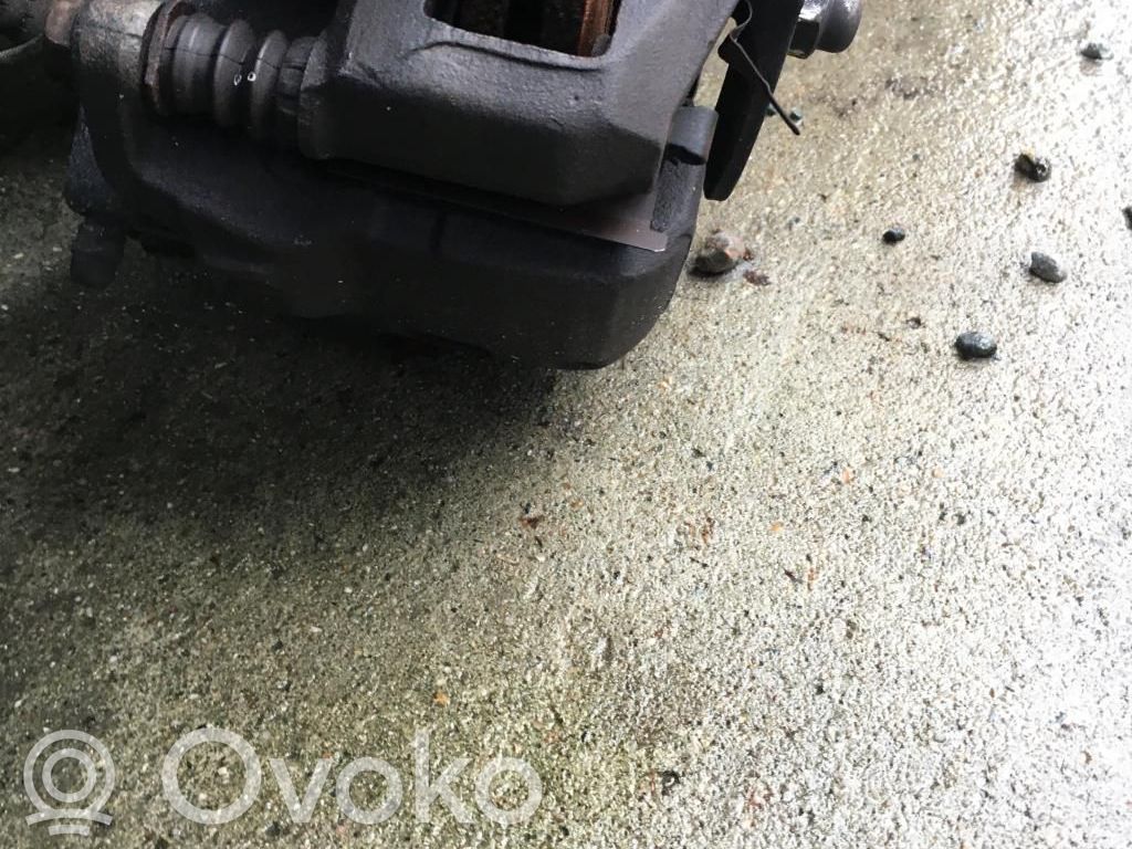 Nissan Juke I F15 Zacisk hamulcowy przedni 