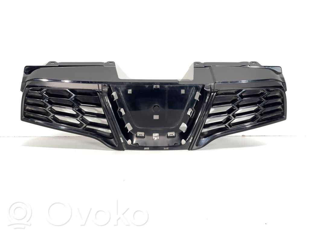 Nissan Qashqai Front bumper upper radiator grill 