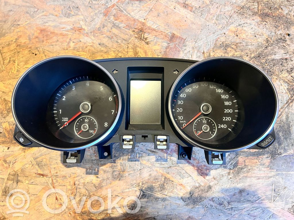 Volkswagen Golf VI Speedometer (instrument cluster) 