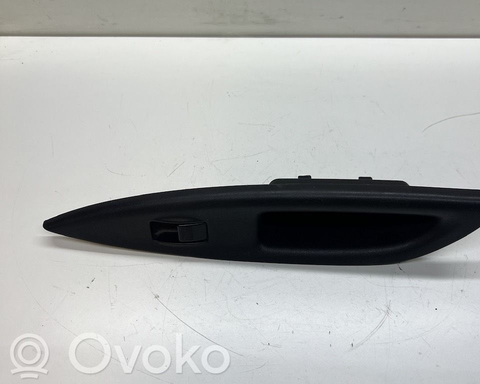 Electric window control switch   GJ6A685L6