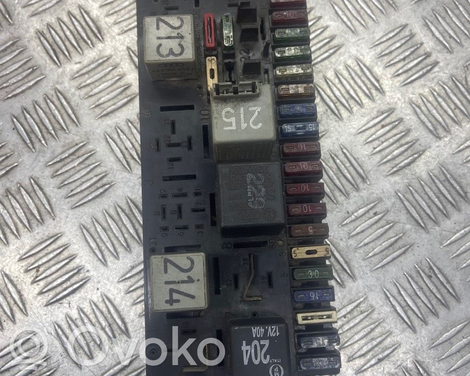 Audi A4 S4 B5 8D Drošinātāju bloks 