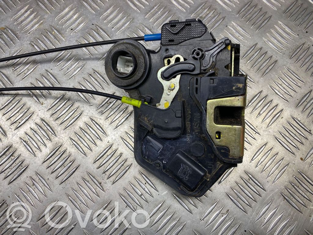 Toyota Avensis T250 Priekšpusē slēdzene 