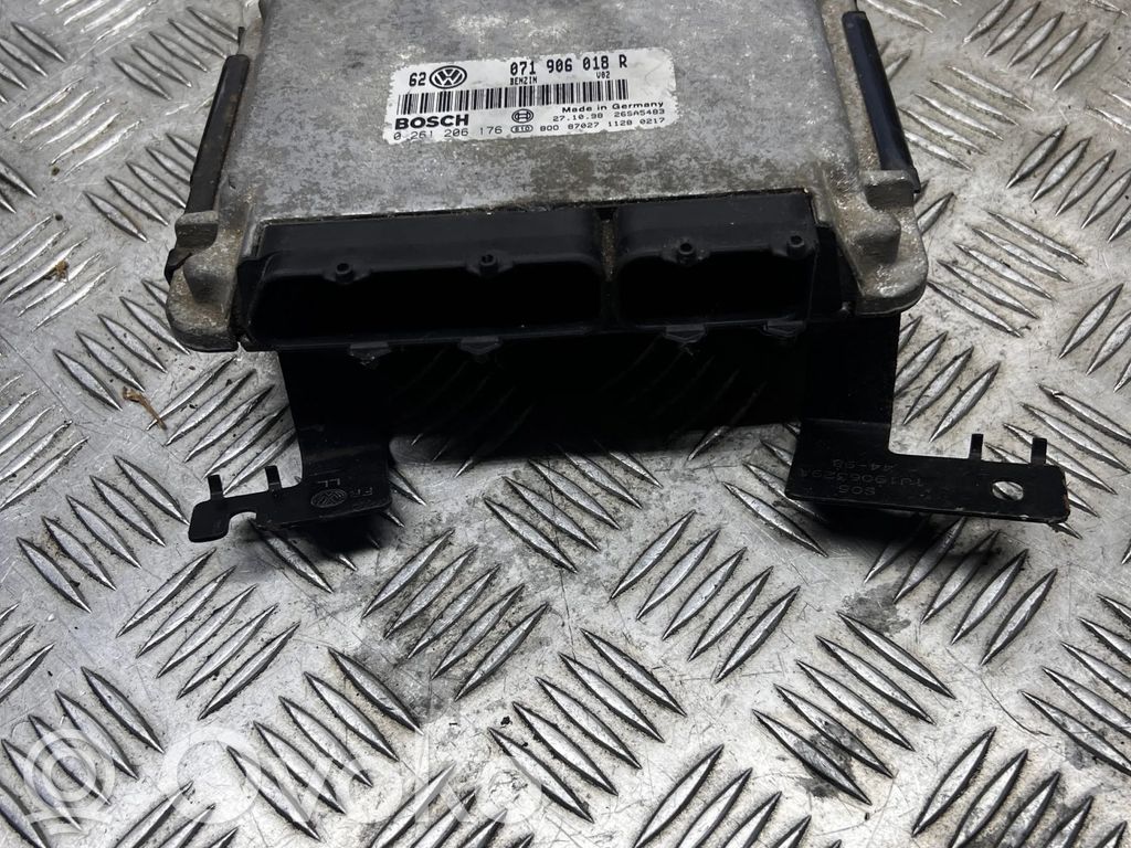 Volkswagen Golf IV Engine control unit/module 
