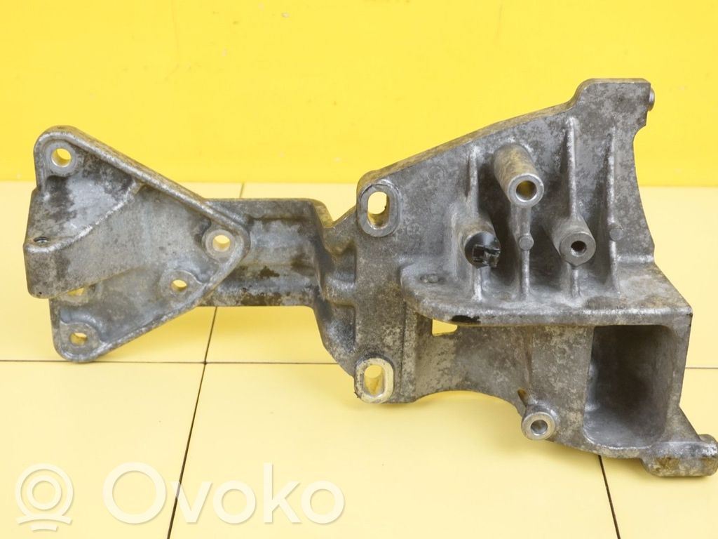 Volvo V40 Engine mounting bracket 