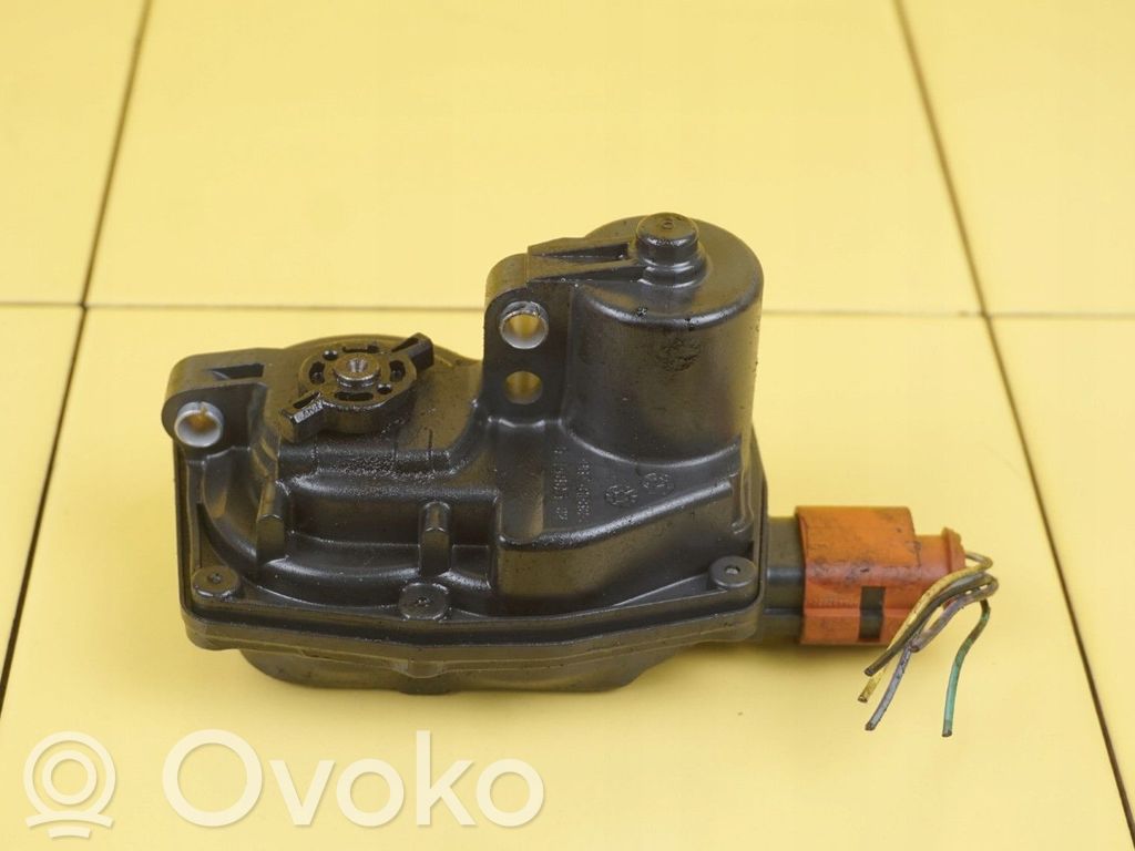 Opel Astra J Inne części komory silnika 