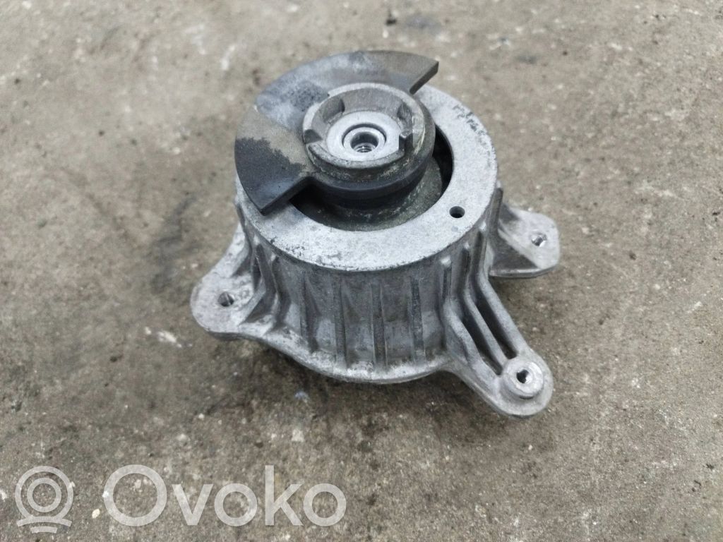 Mercedes-Benz C W205 Engine mount bracket 