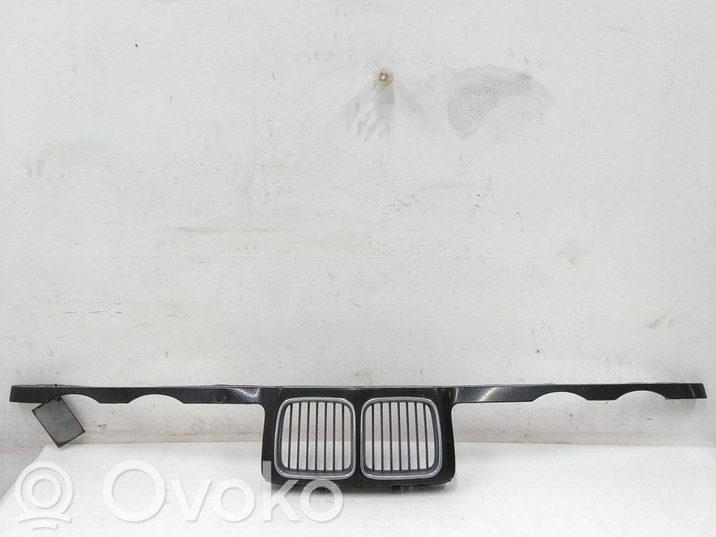 BMW 5 E34 Radiatoru paneļa apakšējā daļa (televizora) 