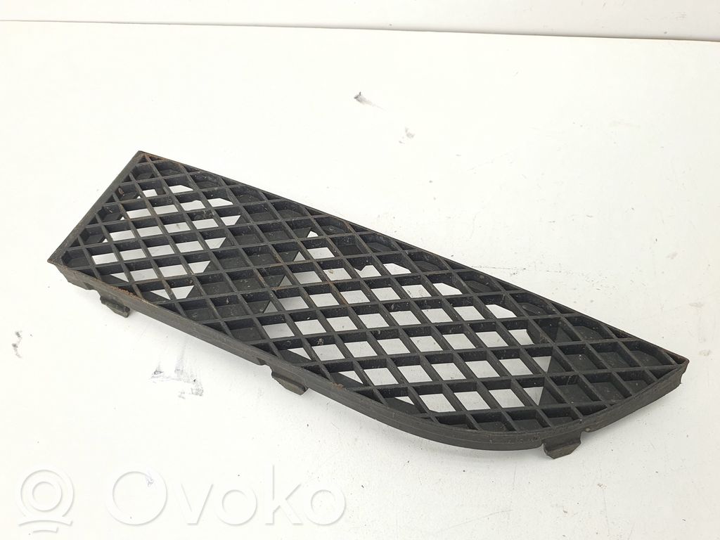 BMW 7 E65 E66 Kratka dolna zderzaka przedniego 