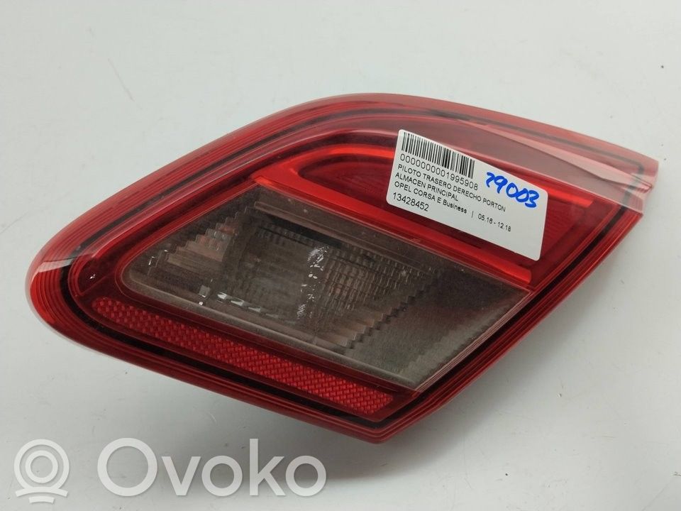 Opel Corsa E Galinis žibintas dangtyje 