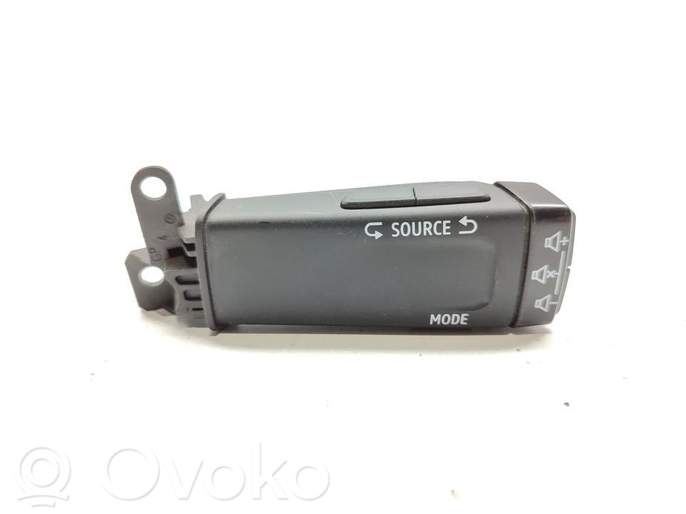 Renault Captur II Steering wheel buttons/switches 