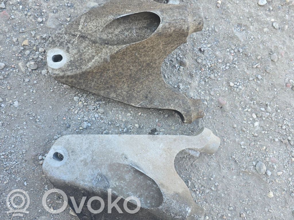 Ford Mustang V Engine mounting bracket 