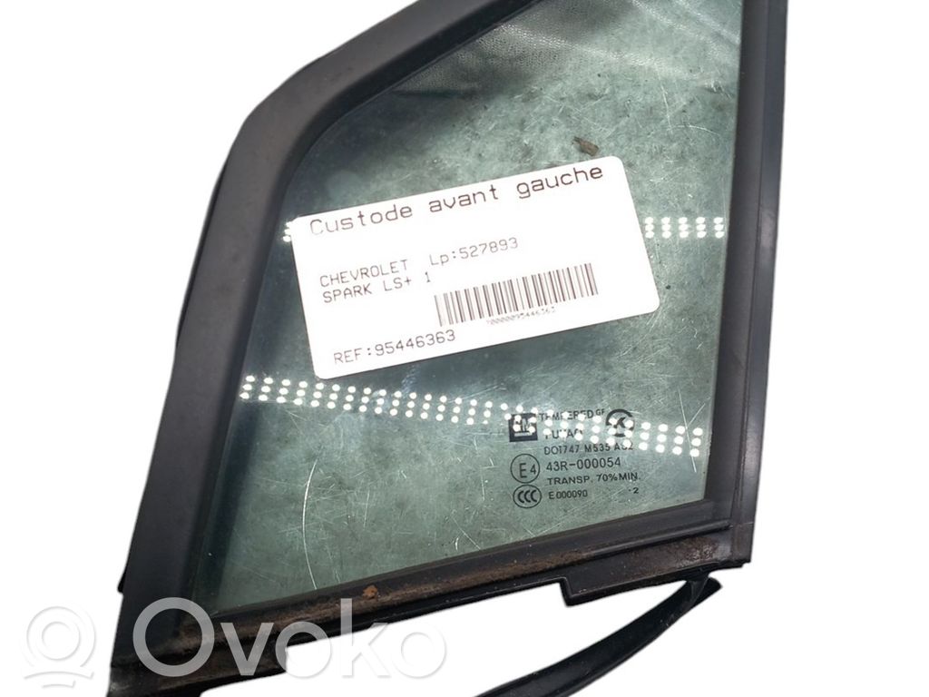 Chevrolet Spark Ventanilla de ventilación de la puerta delantera cuatro puertas 