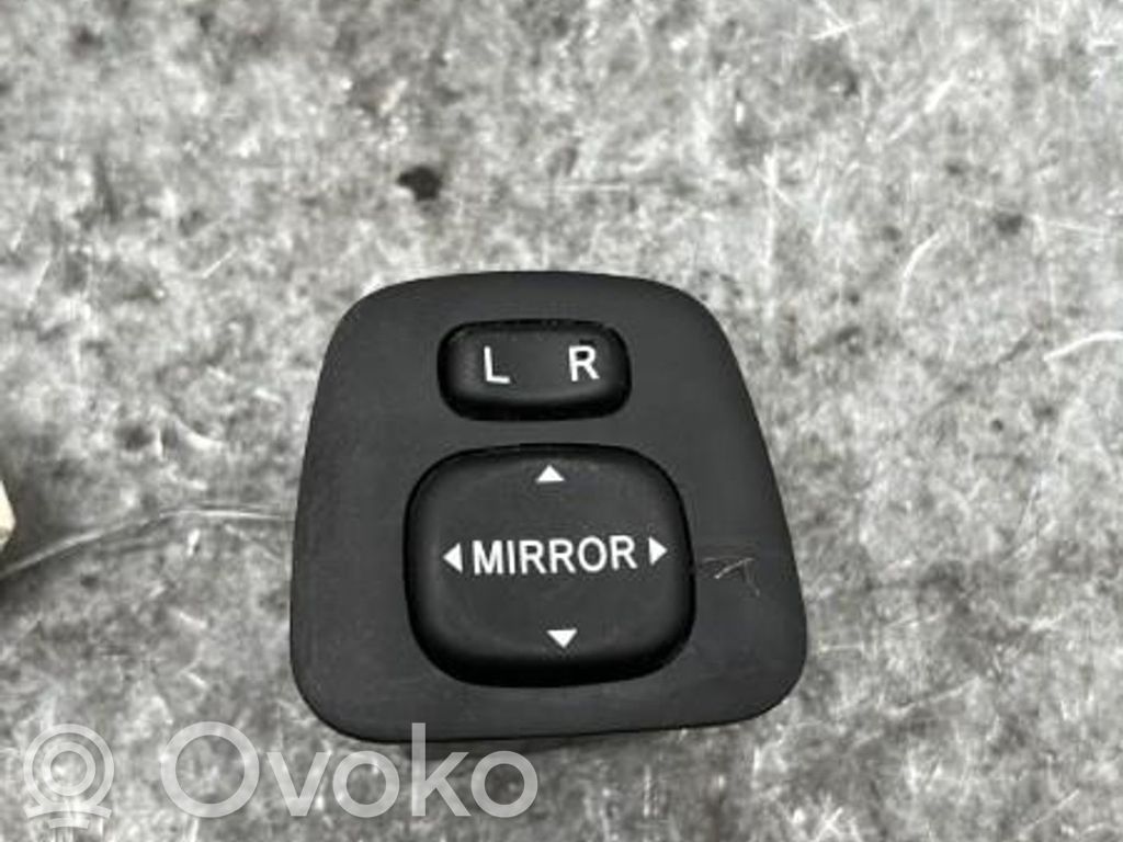 Wing mirror switch   B001136480