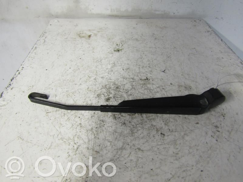 Brazo del limpiaparabrisas trasero   1578415