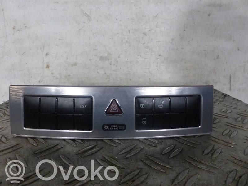Mercedes-Benz C W203 Botón interruptor de luz de peligro 