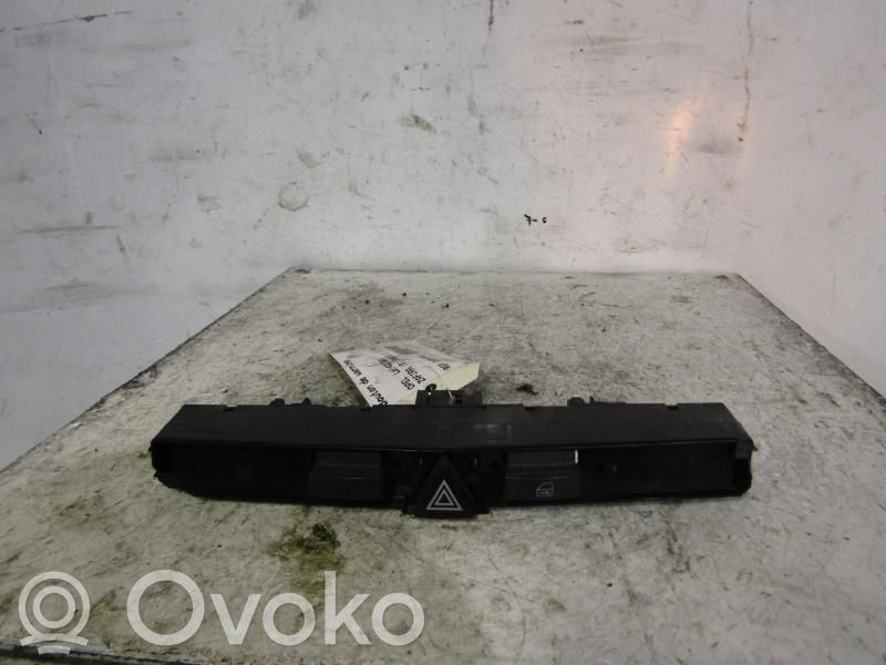 Botón interruptor de luz de peligro   13100106