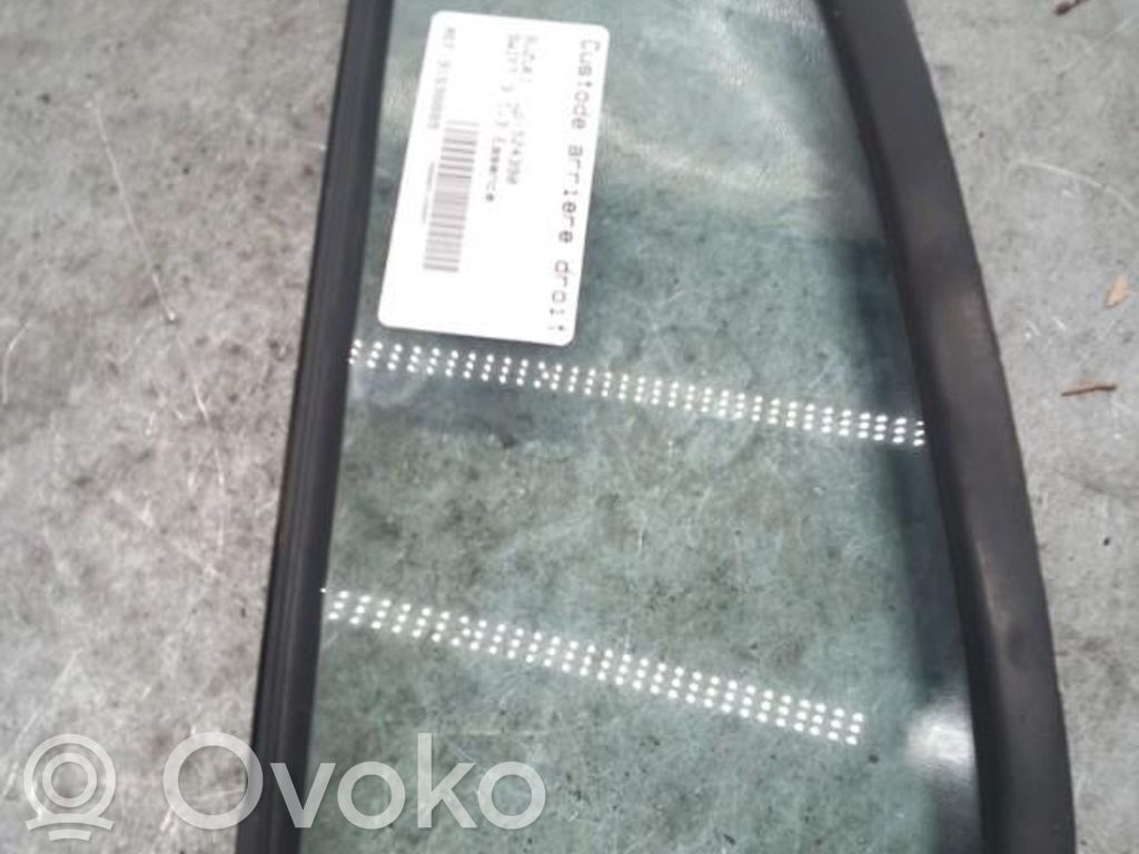 Ventanilla de ventilación de la puerta trasera   8455163J11