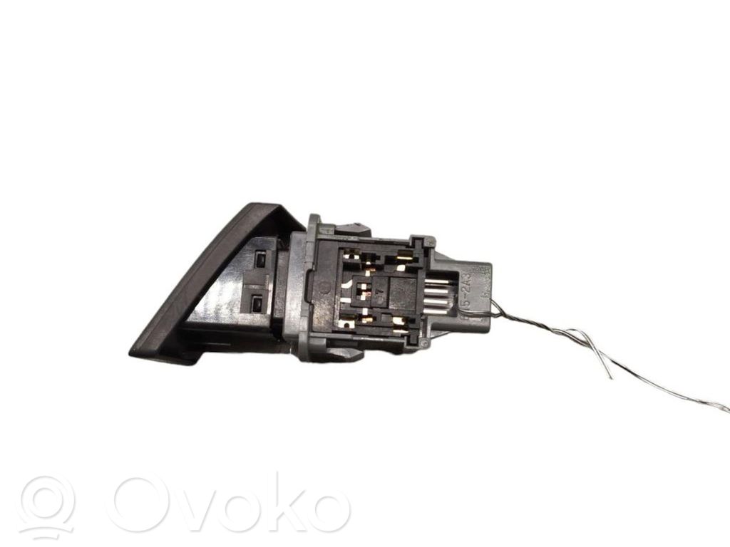 Hazard light switch   843320F061