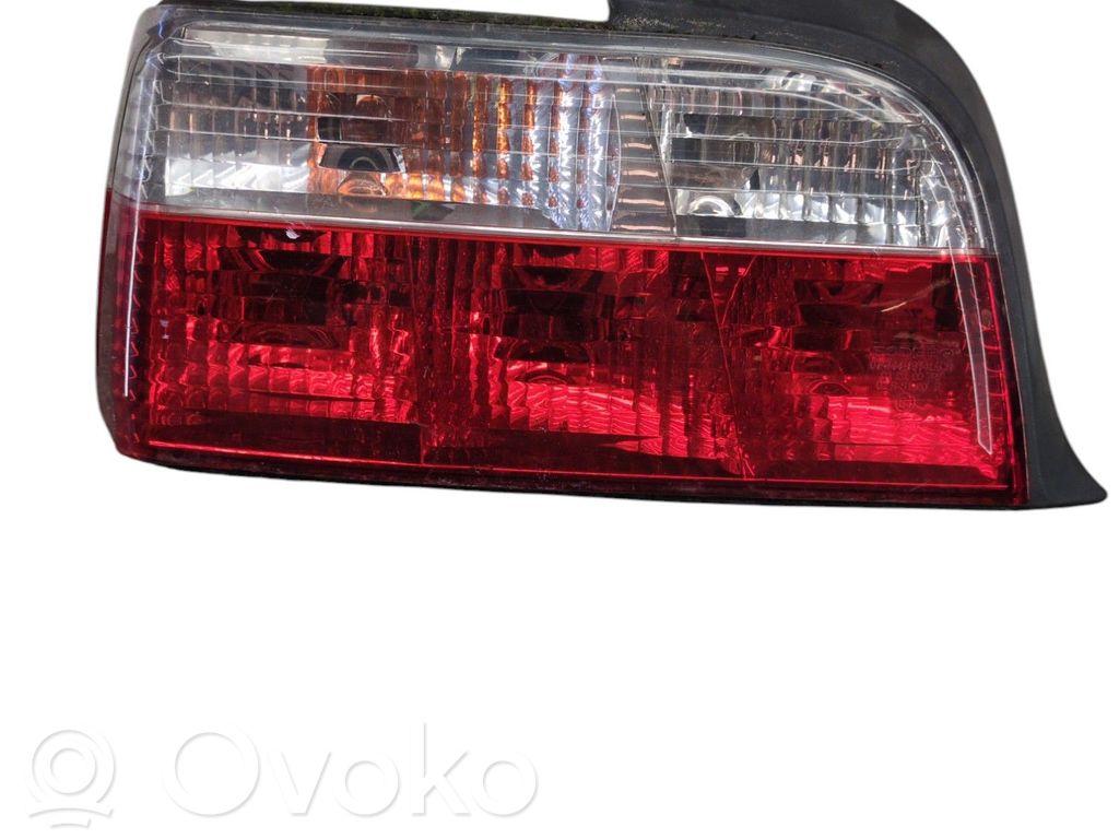 BMW 3 E36 Aizmugurējais lukturis virsbūvē 