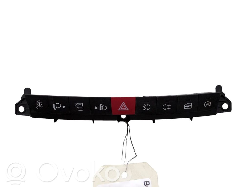 Fiat 500L Botón interruptor de luz de peligro 