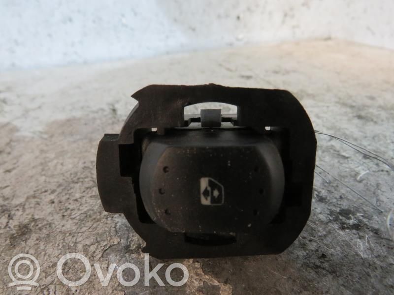 Electric window control switch   8200167232