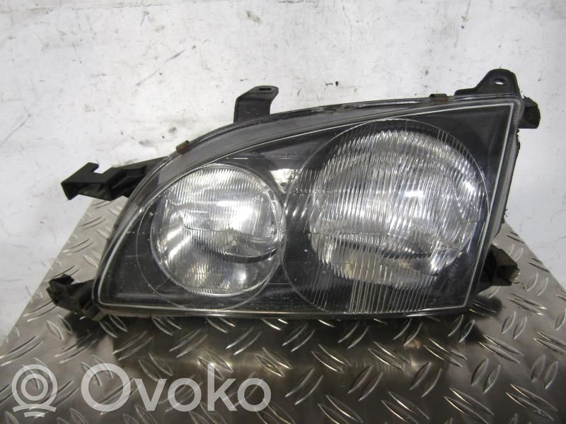 Toyota Avensis T220 Lampa przednia 