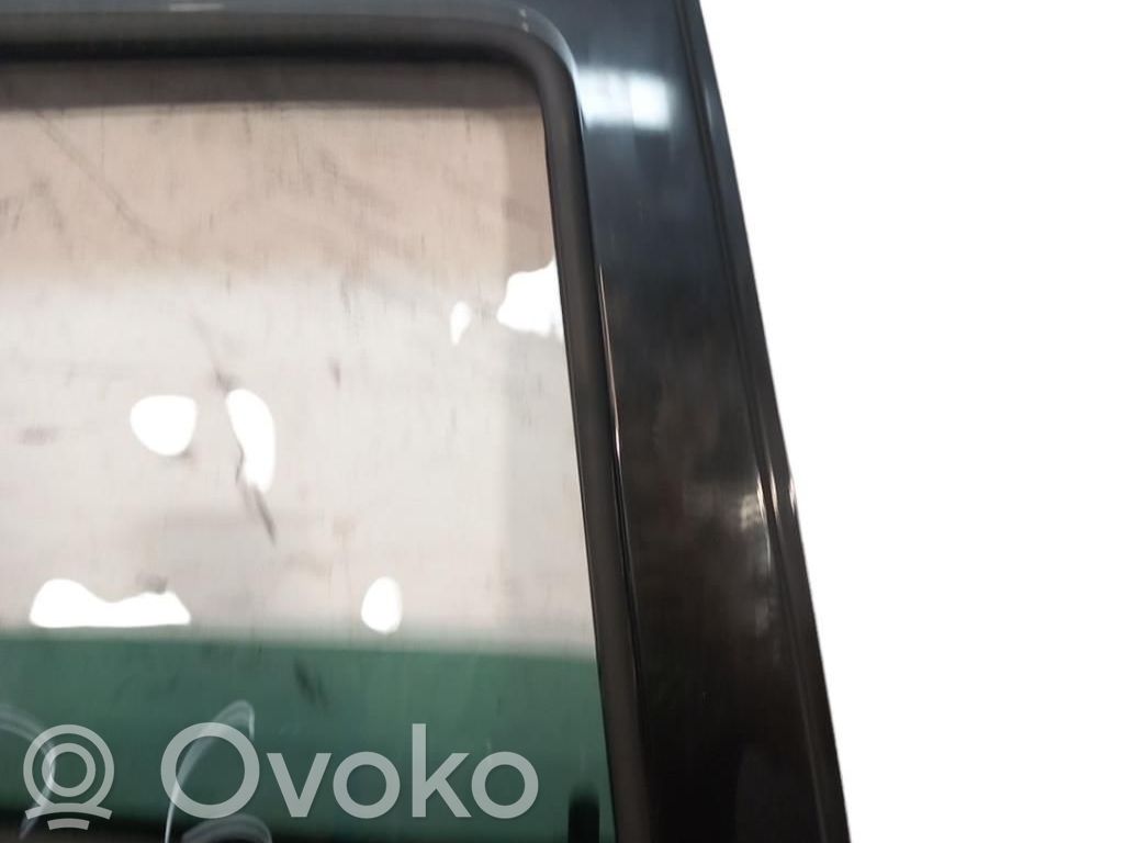 Aizmugurējās durvis   821000291R