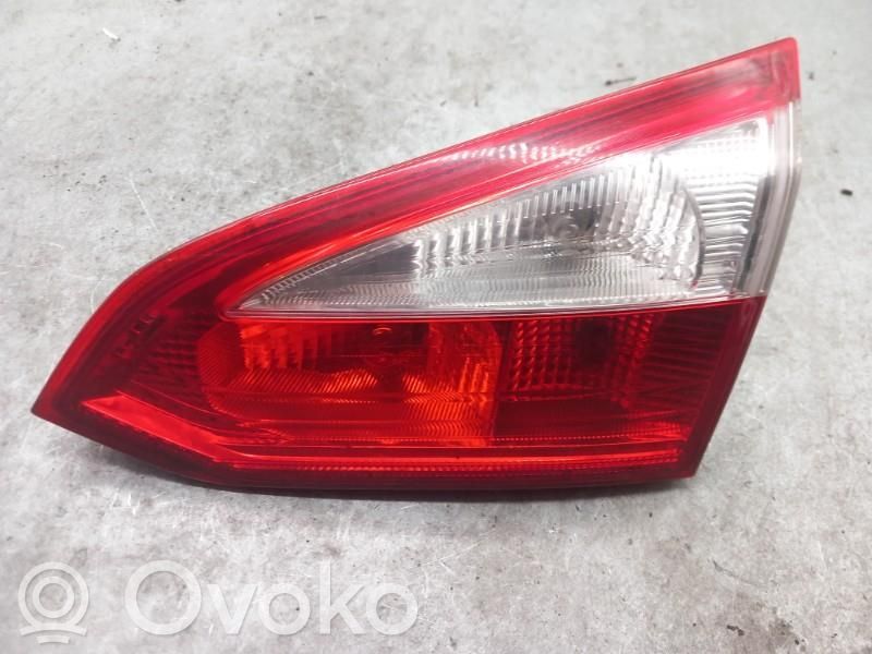 Ford Focus Aizmugurējais lukturis pārsegā 