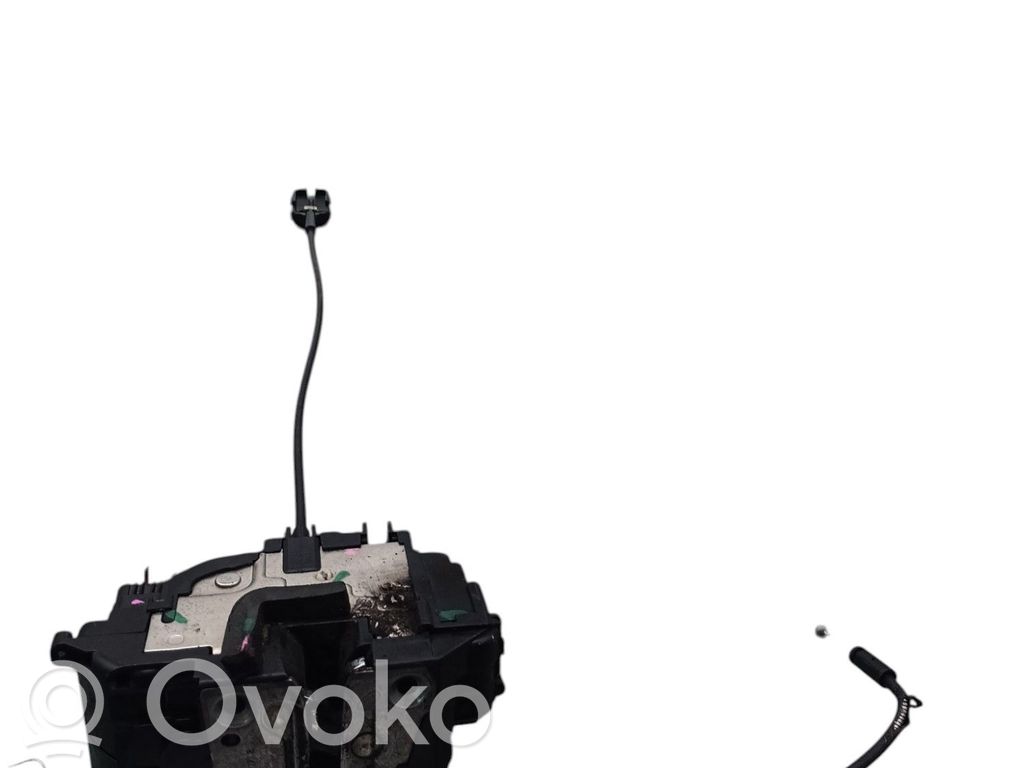 Priekšpusē slēdzene   8200300125