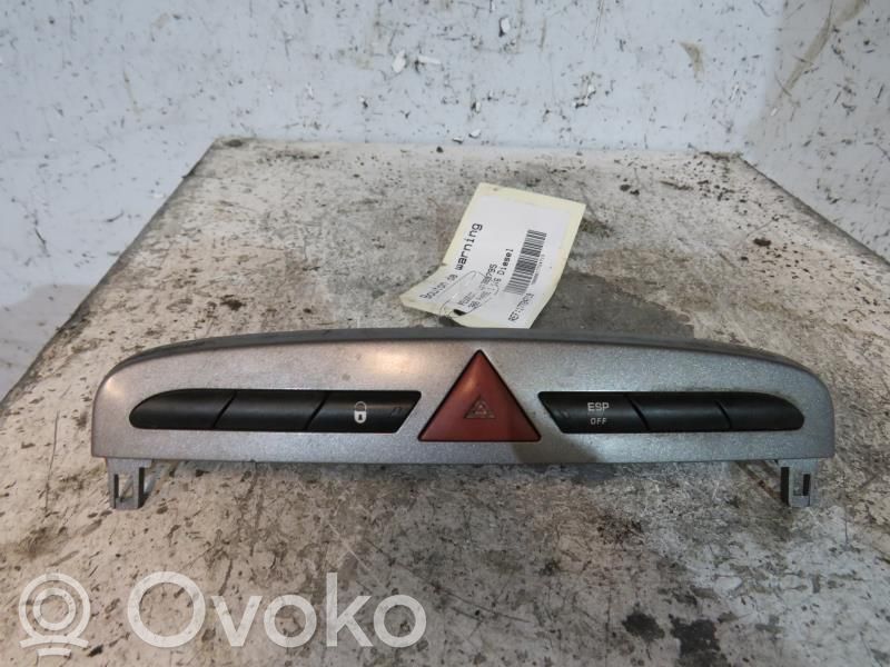 Peugeot 308 Hazard light switch 