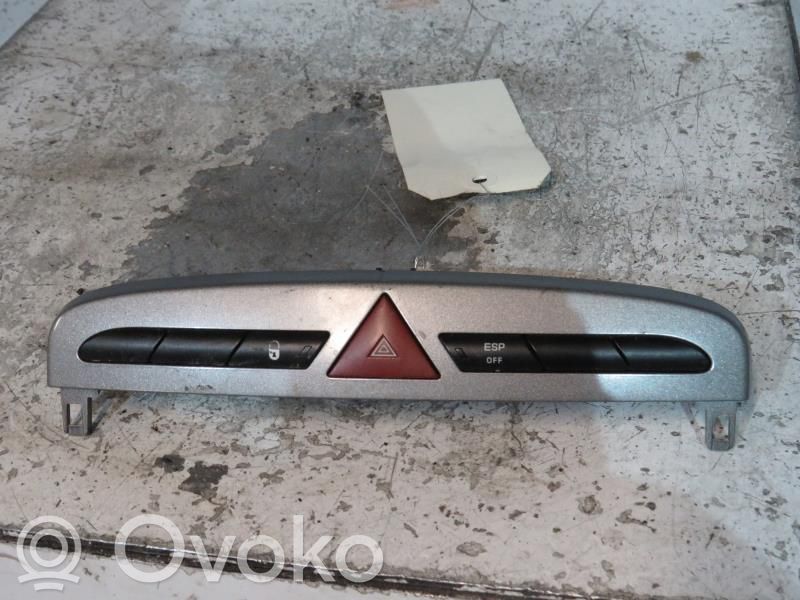 Peugeot 308 Hazard light switch 