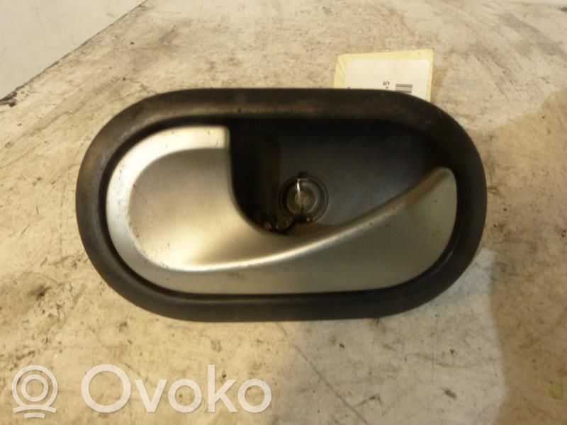 Renault Clio III Manecilla interna puerta delantera 