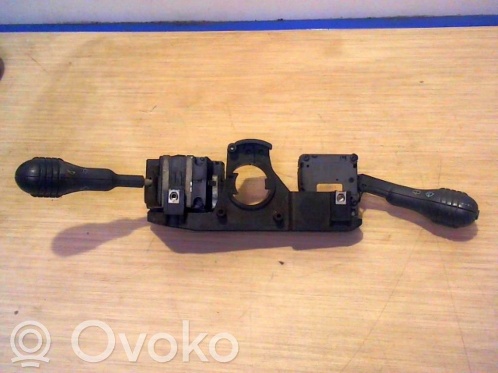 Renault Twingo I Pulsanti/interruttori sul volante 
