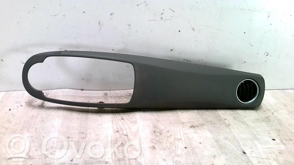 Toyota Yaris Dysze / Kratki środkowego nawiewu deski rozdzielczej 