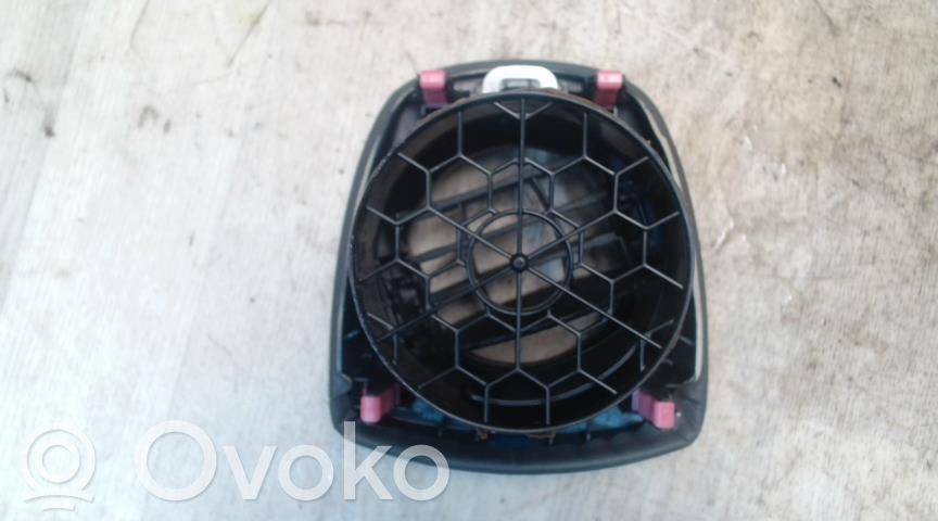 Toyota Yaris Dysze / Kratki środkowego nawiewu deski rozdzielczej 