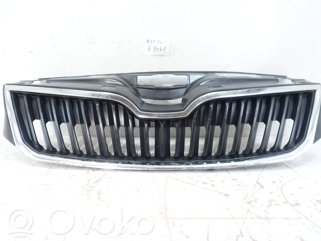 Skoda Rapid (NH) Etupuskurin ylempi jäähdytinsäleikkö 