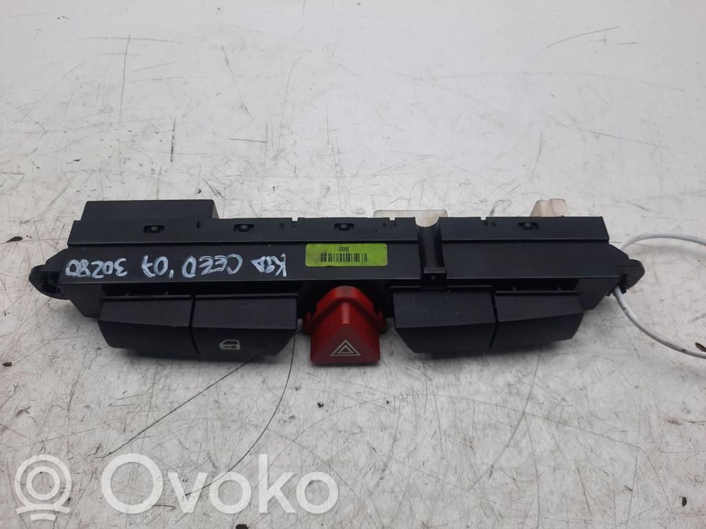 Hazard light switch   937001H000