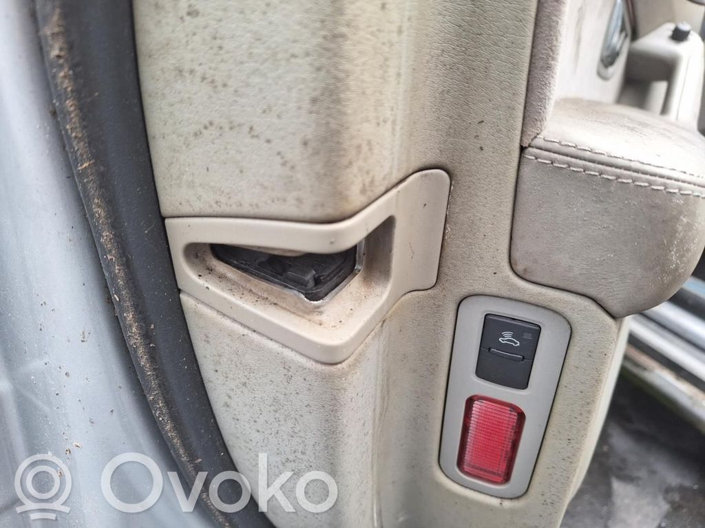 Cerradura de puerta delantera