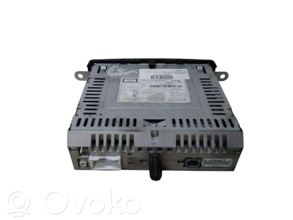 Renault Sandero I Panel / Radioodtwarzacz CD/DVD/GPS 