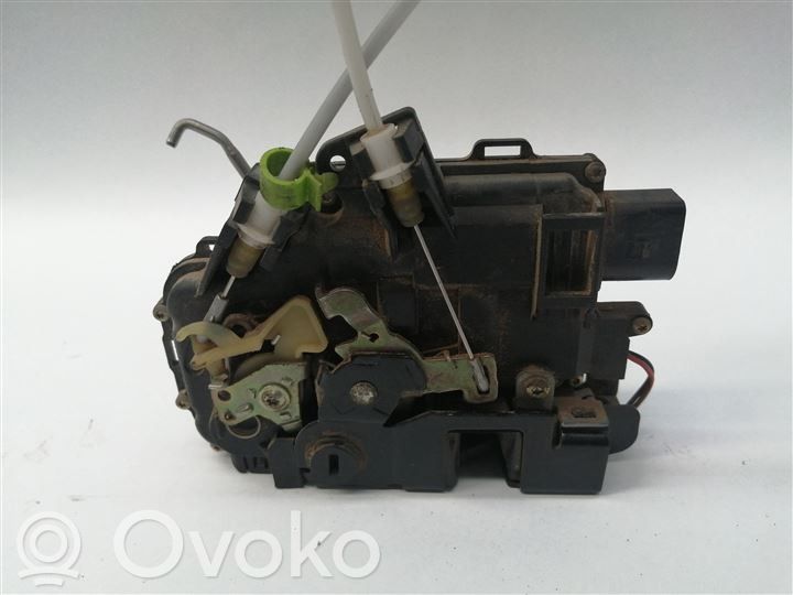 Audi A6 S6 C5 4B Zamek drzwi tylnych 