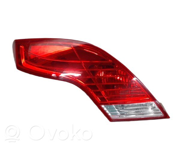 Ford Focus Aizmugurējais lukturis pārsegā 