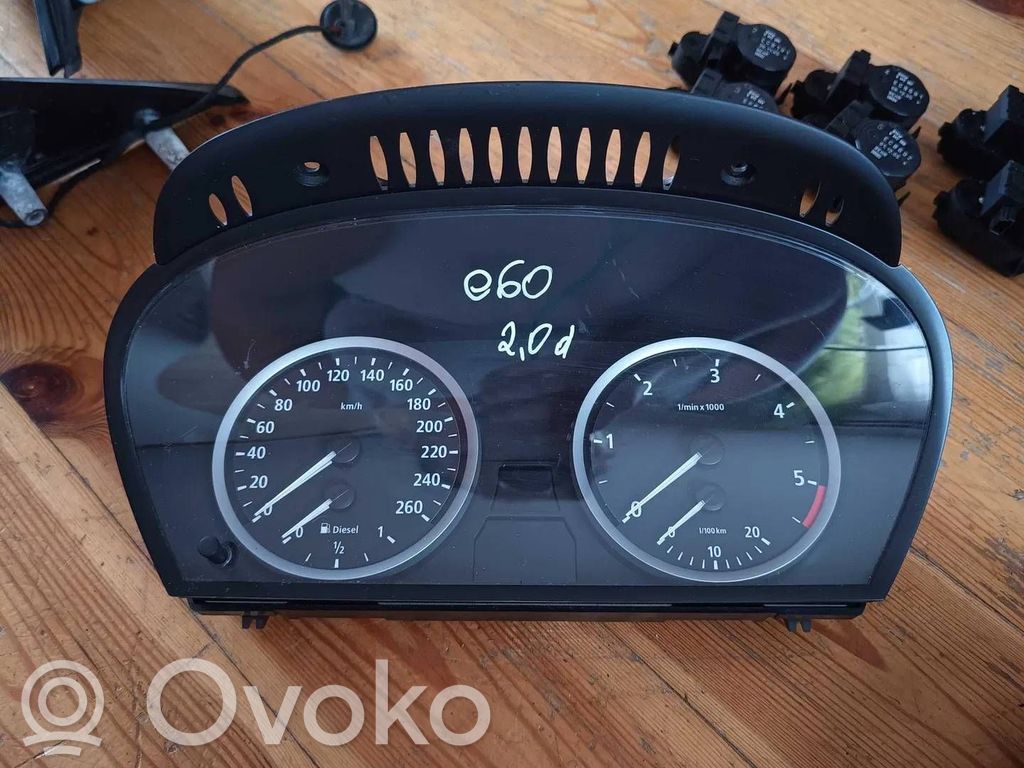 Geschwindigkeitsmesser Cockpit   6952897