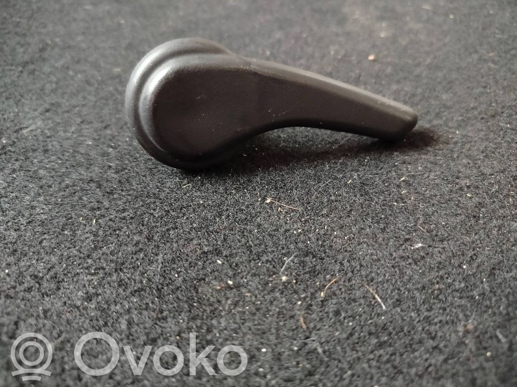 Seat adjustment handle