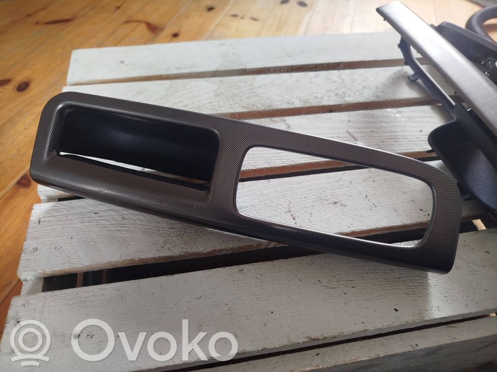 Volvo C30 Передняя отделка соединителя окон 